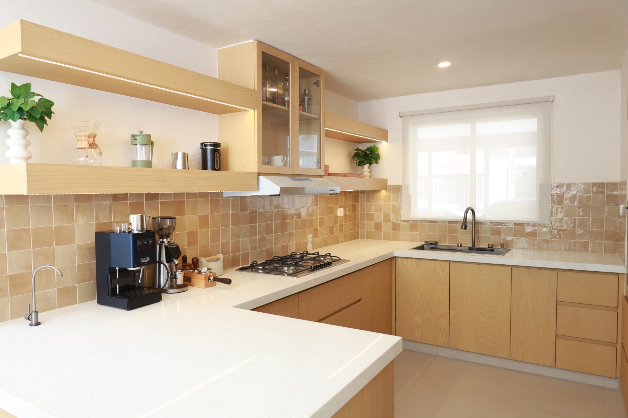 Cocina en U de roble natural con repisas iluminadas
