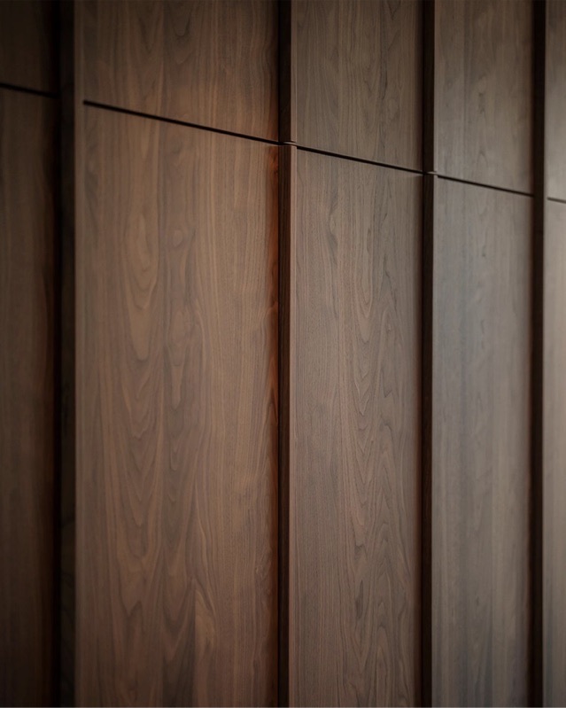 Puertas de piso a techo en madera de nogal